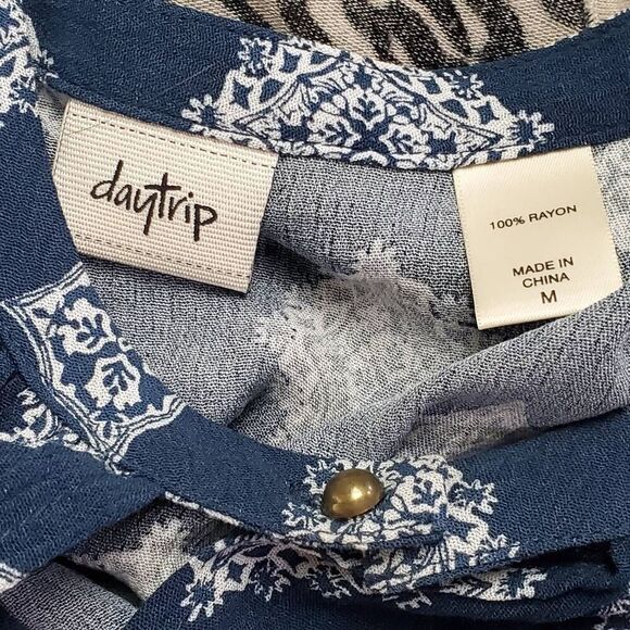 Daytrip Sleeveless Blouse Women’s Medium Blue White Boho Print Keyhole Tank Top - Picture 5 of 6